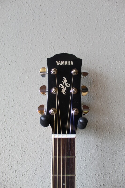 Yamaha APX600 Acoustic/Electric Guitar with Gig Bag - White