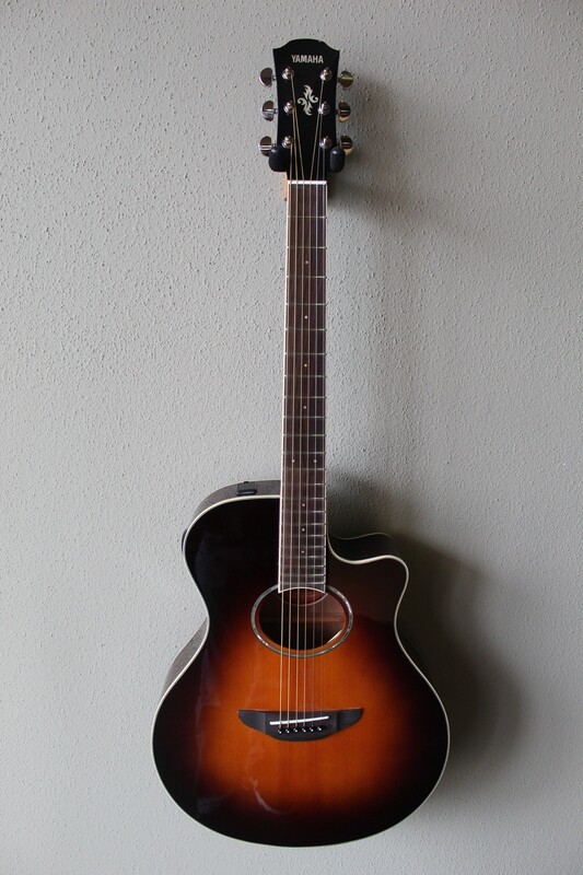 Yamaha APX600 Acoustic/Electric Guitar with Gig Bag - Sunburst
