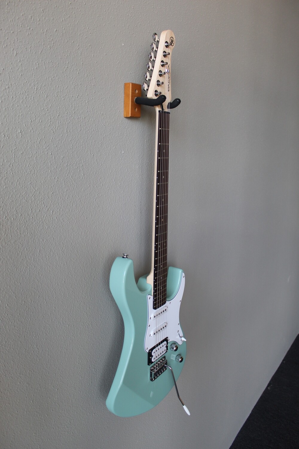 Yamaha PAC112V Pacifica Electric Guitar with Gig Bag - Sonic Blue