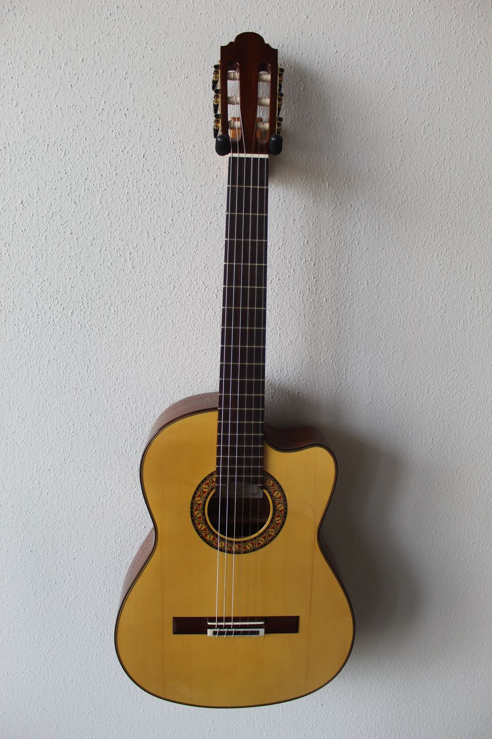 Used Marlon (Francisco) Navarro Flamenco Negra Guitar with Cutaway - 640 Scale