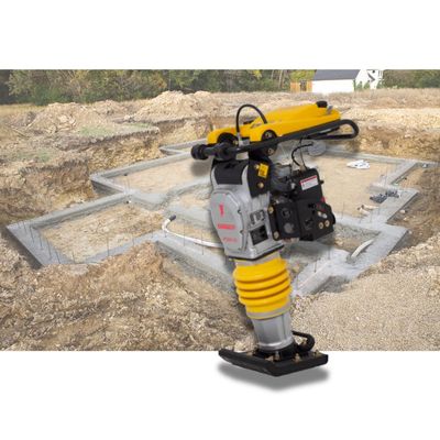 Apisonadoras (bailarinas) y compactadoras (Ranas): Se usan para compactar terrenos y pavimentos, esenciales en pequeñas obras viales y urbanas.
Vibradores de concreto: Muy buscados para consolidar el concreto en la construcción de estructuras.
Generadores portátiles: Como soporte energético en obras.
Cortadoras de concreto: Para cortar pavimento y otras superficies duras.
Taladros percutores: Herramientas clave en construcciones livianas y reformas.
Andamios: Equipos esenciales para trabajos en altura.
Bombas de agua portátiles: Para drenaje y abastecimiento en obras.