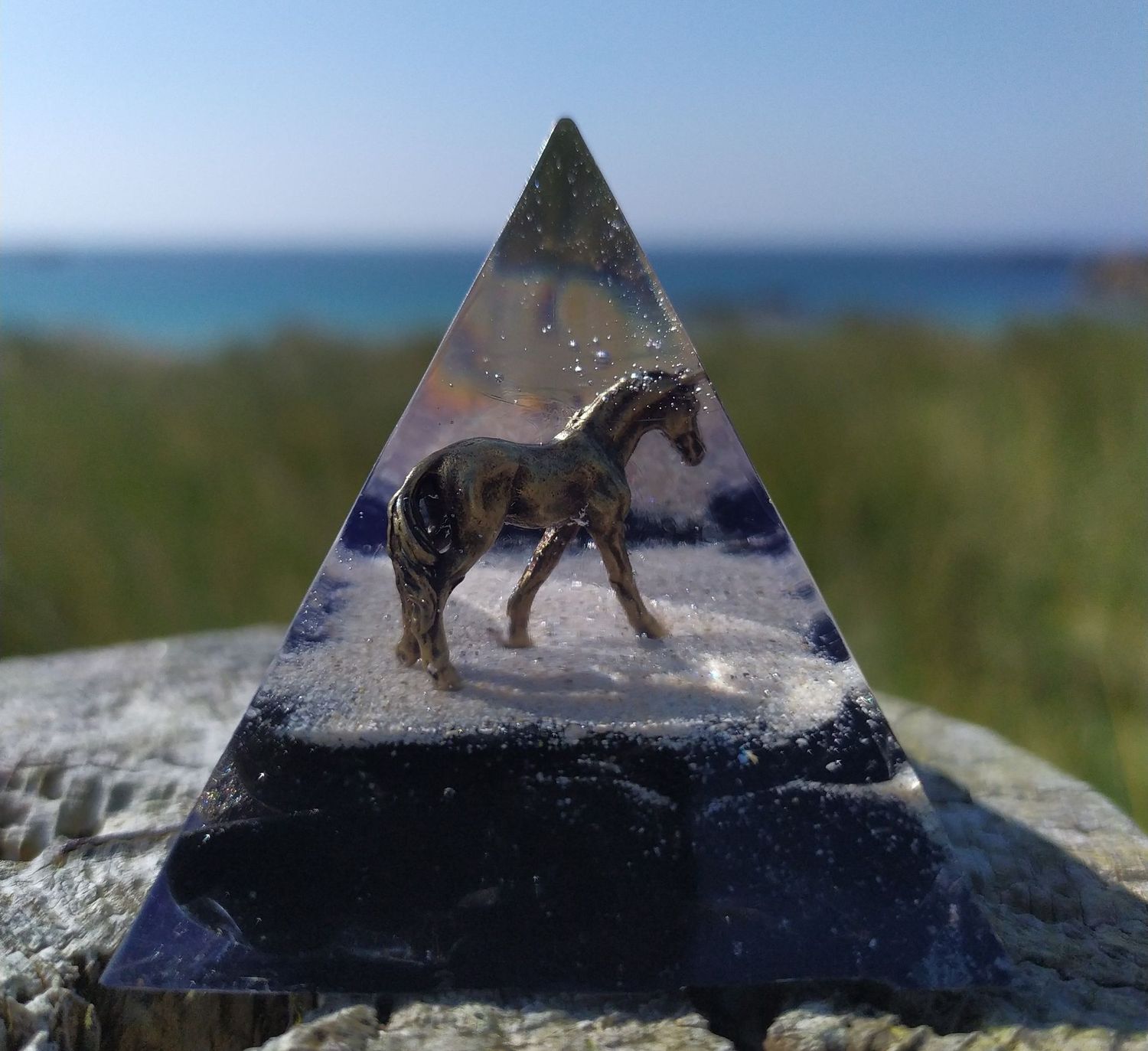 Pyramide en résine - Cheval et Obsidienne