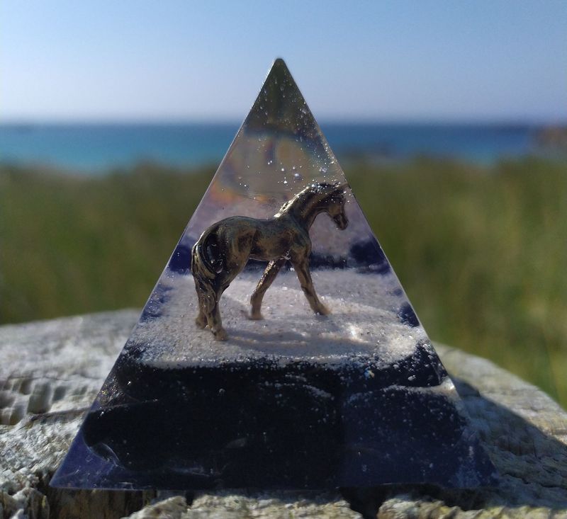 Pyramide en résine - Cheval et Obsidienne