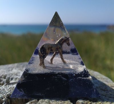 Pyramide en résine - Cheval et Obsidienne