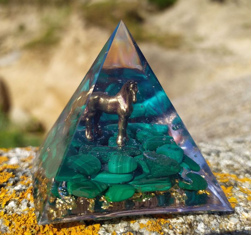 Pyramide en résine - Cheval et Malachite