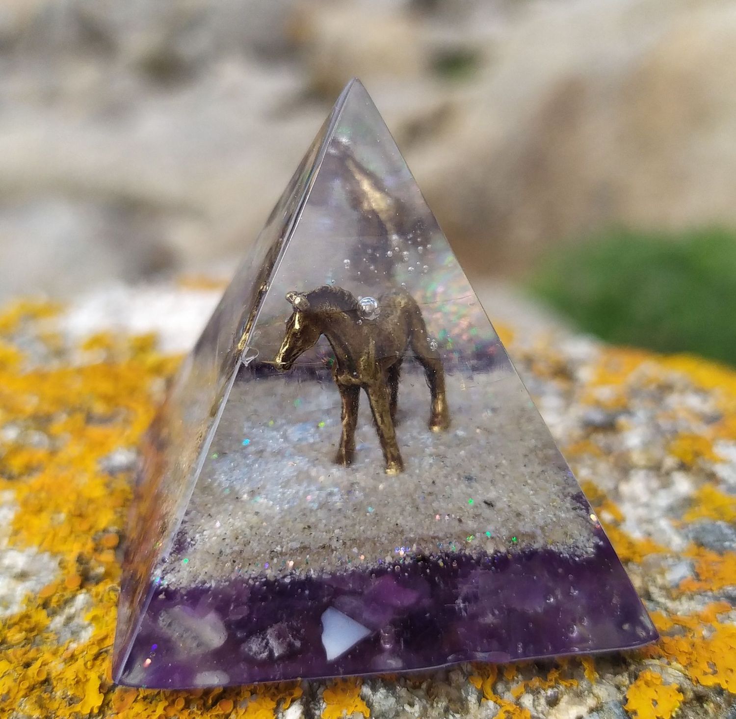 Pyramide en résine - Cheval et Améthyste