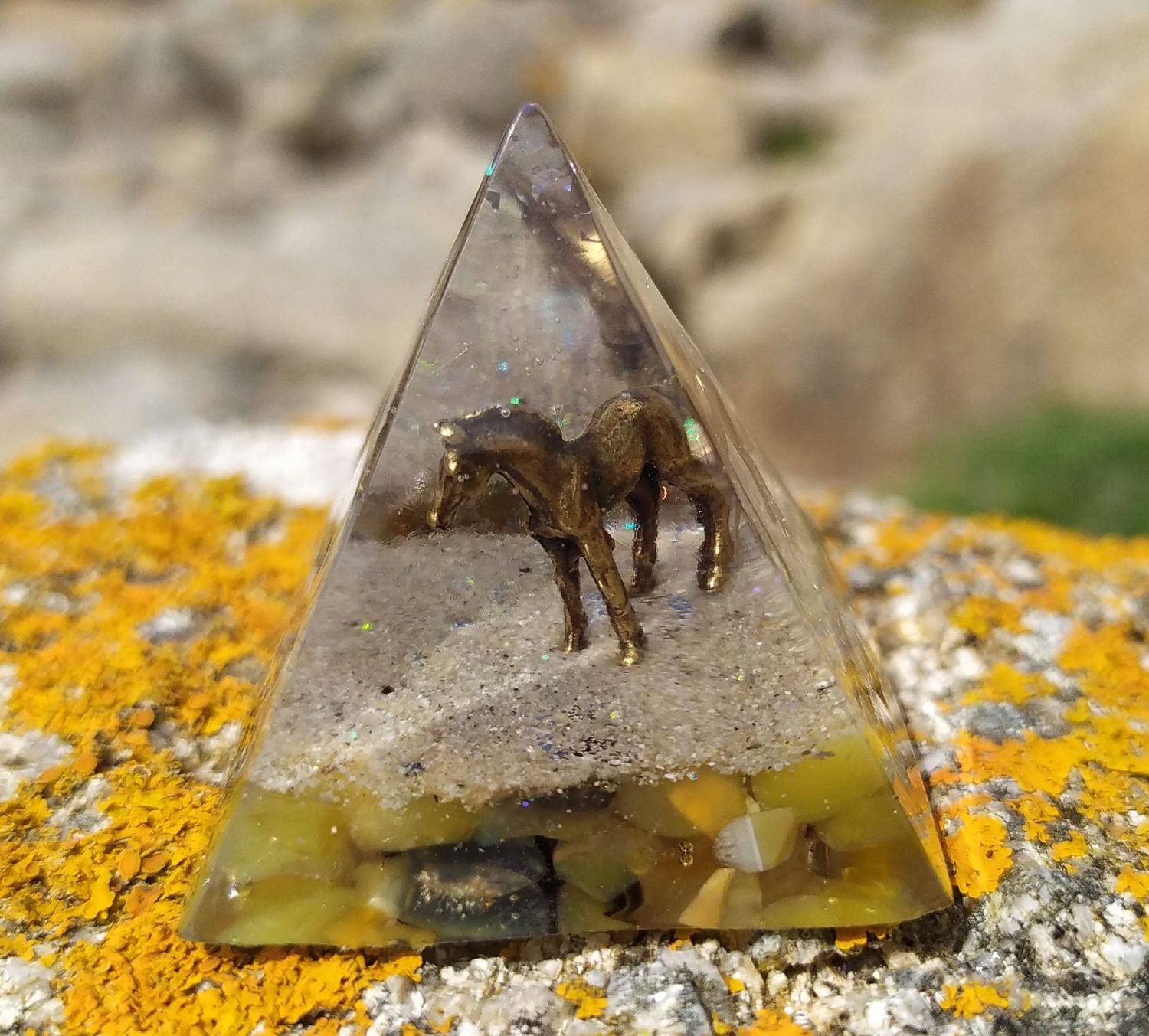 Pyramide en résine - Cheval et Citrine