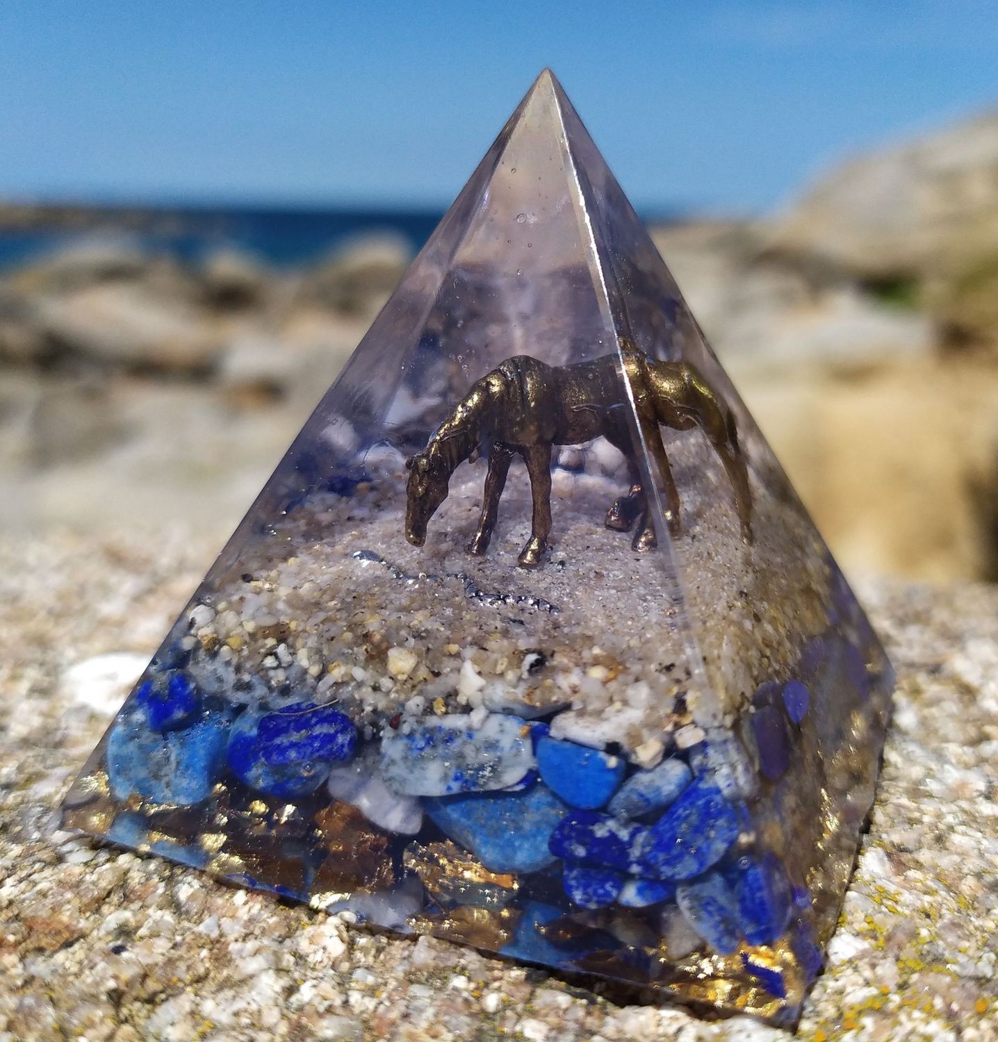 Pyramide en résine - Cheval et Lapis Lazuli