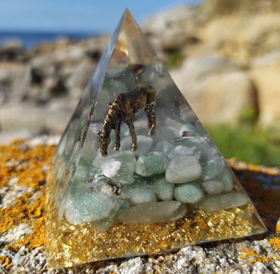 Pyramide en résine - Cheval et Aventurine verte