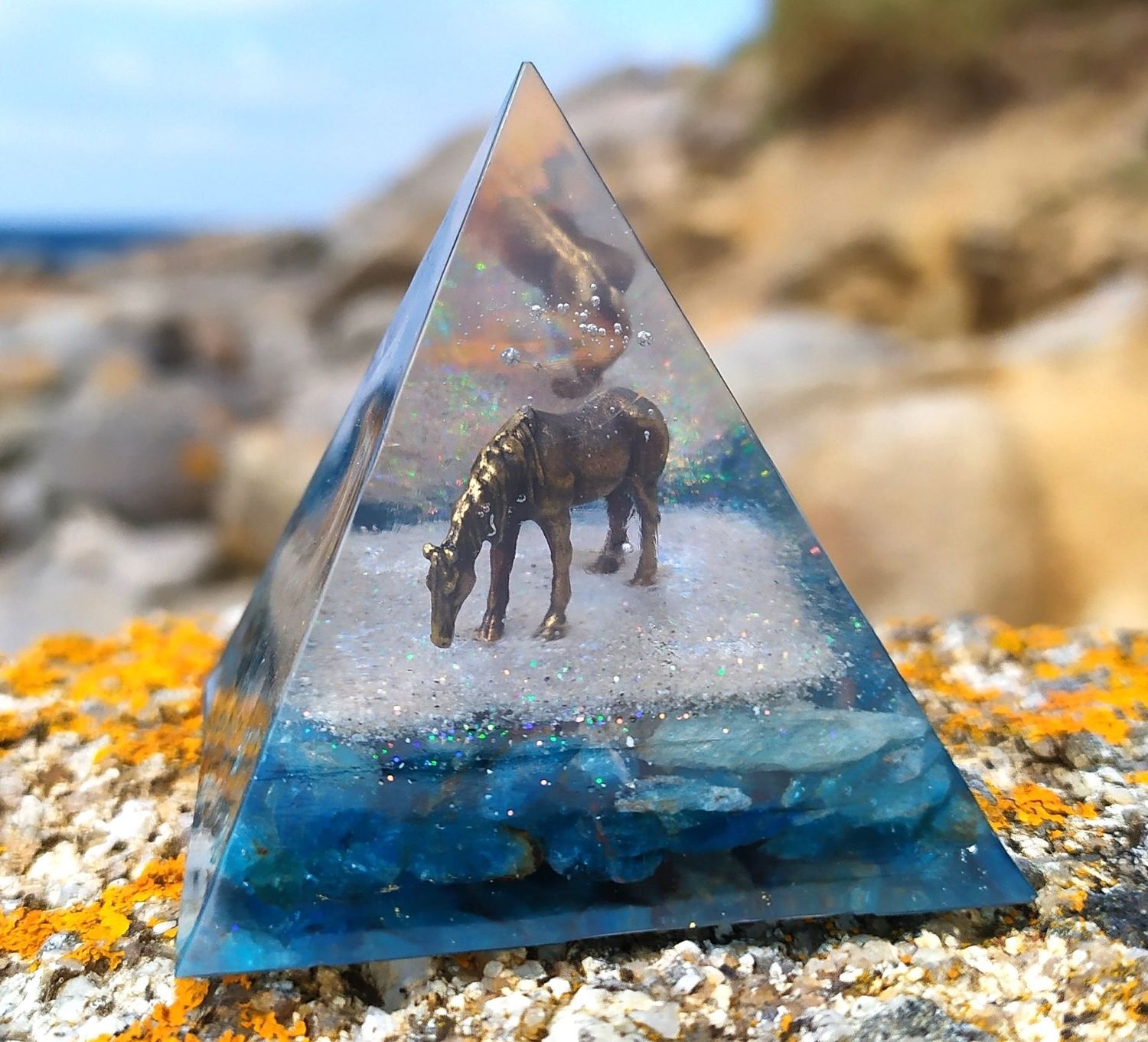 Pyramide en résine - Cheval et Apatite bleue
