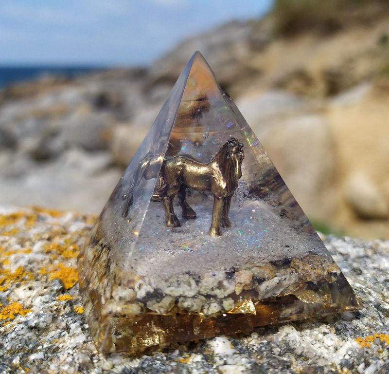 Pyramide équestre - Cheval et Granit rose