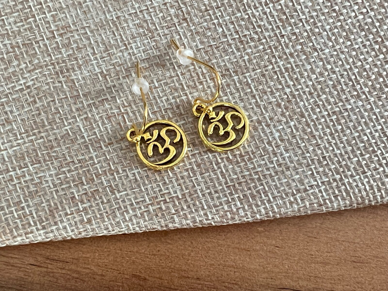Earrings: Gold Plated Round Om (10mm)