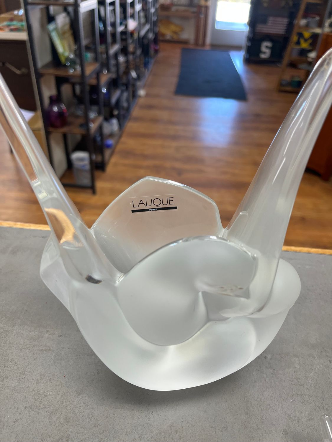Lalique France Sylvie Intertwined Doves with flower frog