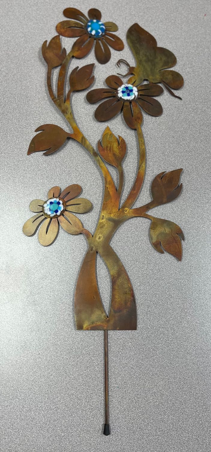 8/15/26 Flamed Daisy Stake with Fused Glass Centers 8/15/26 Flamed Daisy Stake with Fused Glass Centers