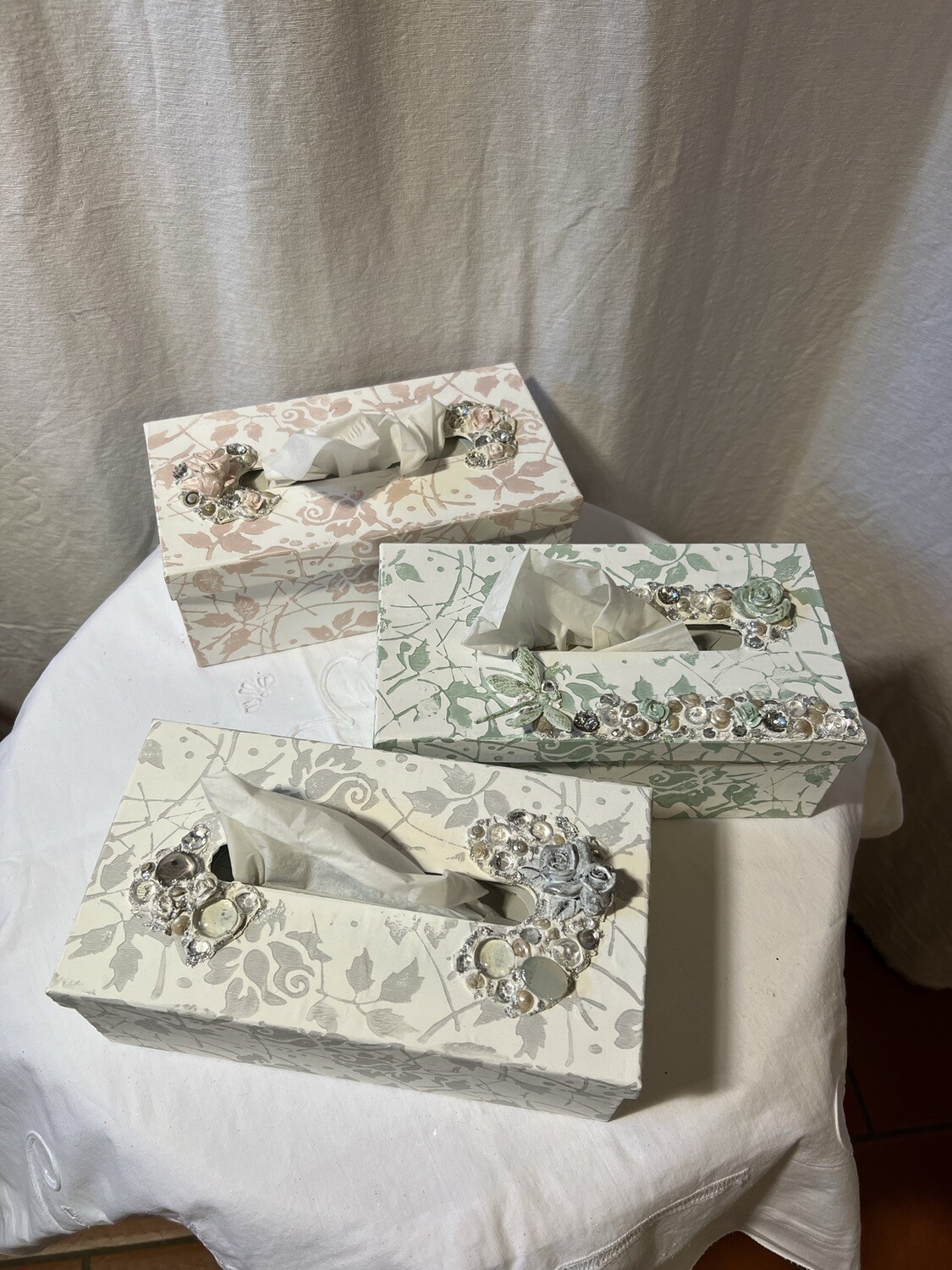 Kunstvoll geschmückte Kleenex-Box