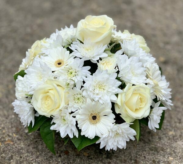 Posy Arrangement – Whites