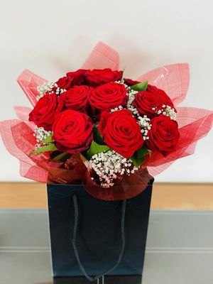 * 12 Premium Red Roses Gift bag * 12 Premium Red Roses Gift bag