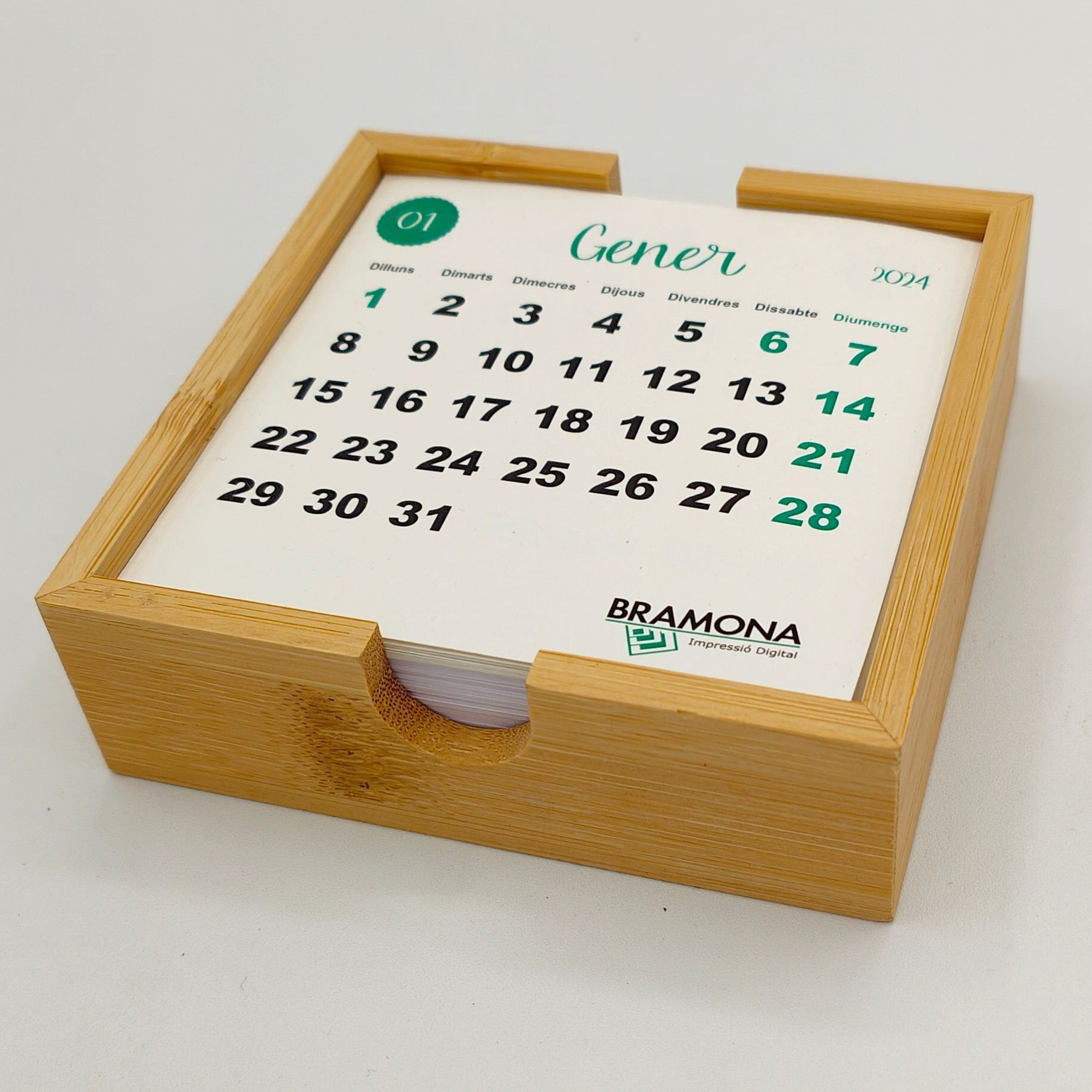 CAJA CON CALENDARIO 2026 Y 100 HOJAS PARA NOTAS