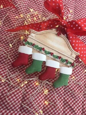 Decorazione natalizia caminetto con calze pois rosso