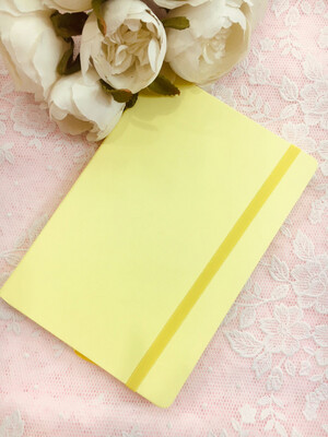 Quaderno personalizzato righe, elastico e segnalibro col. giallo