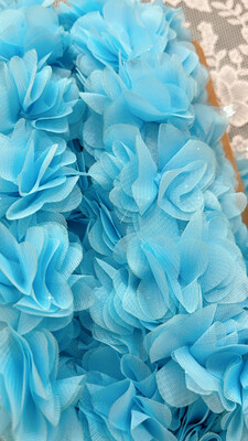 Borsa juta personalizzata con fiori organza azzurri con pochette