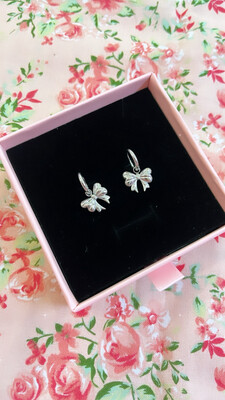 Coppia orecchini acciaio cerchietto fiocchetto mini color argento