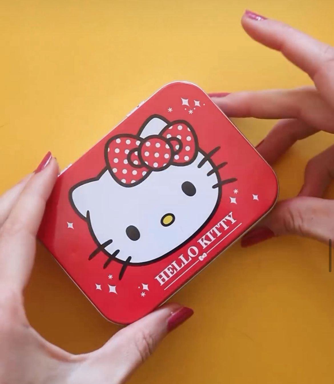 Scatola in metallo con cerotti di Hello Kitty