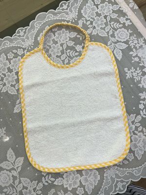 Bavaglino giallo spugna quadretti personalizzato