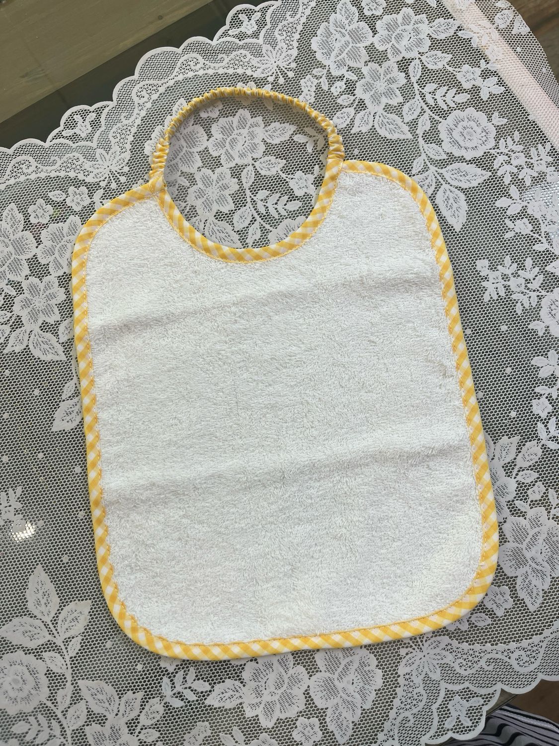 Bavaglino giallo spugna quadretti personalizzato