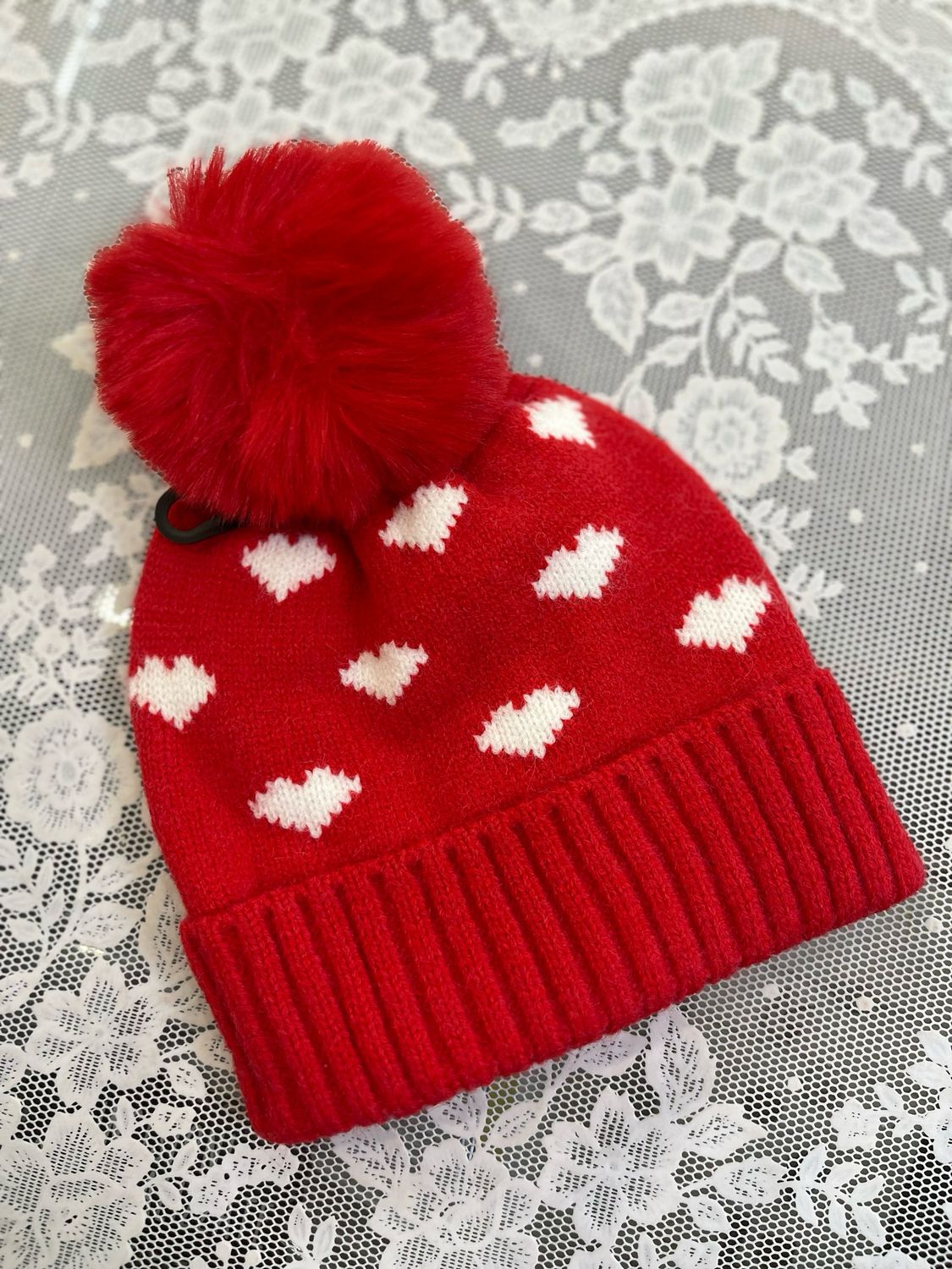 Cappello caldo rosso cuori bianchi