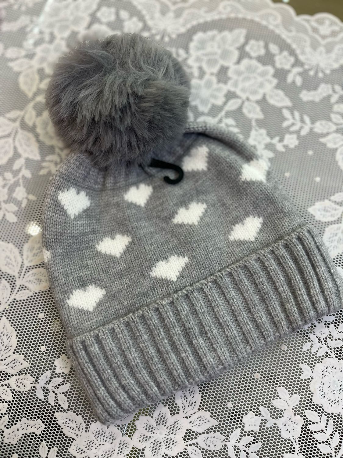 Cappello caldo grigio cuori bianchi
