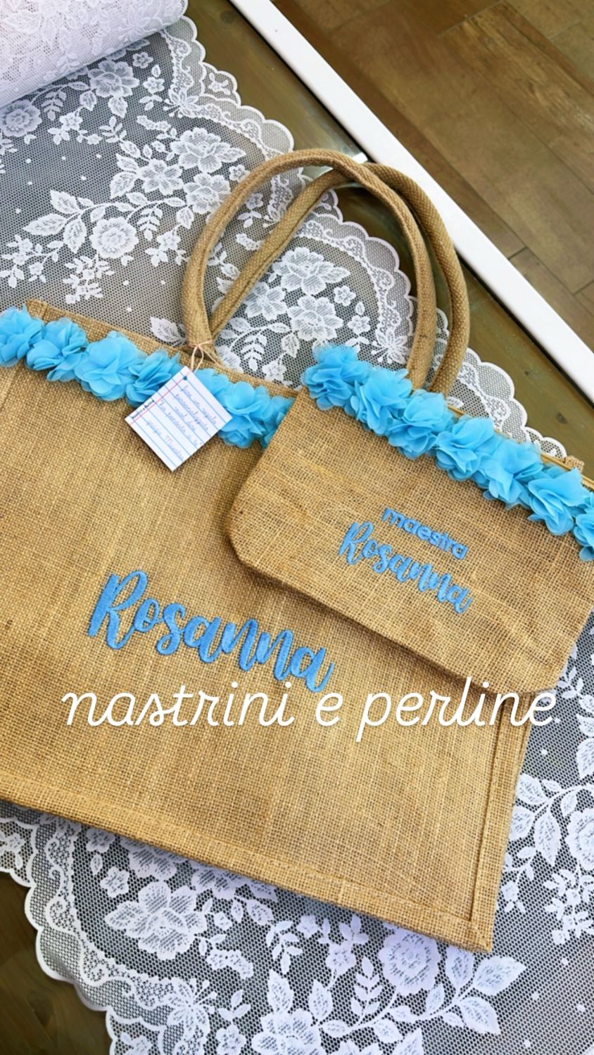 Borsa juta personalizzata con fiori organza azzurri con pochette