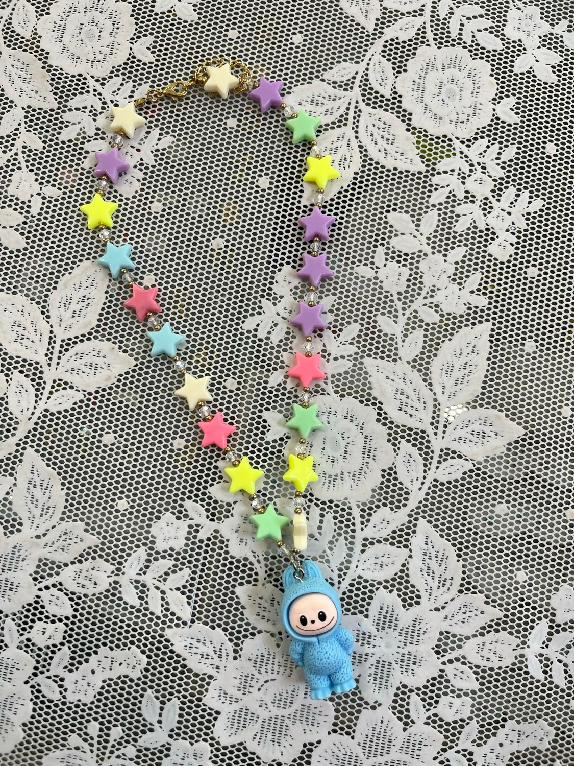 Collana corta stelline mostriciattolo celeste