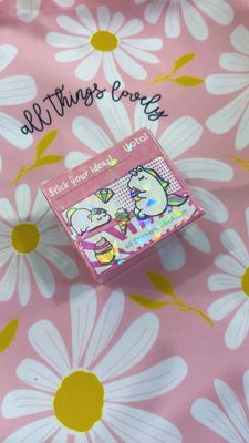 Scatolina in cartone con rotoli di note adesive unicorno
