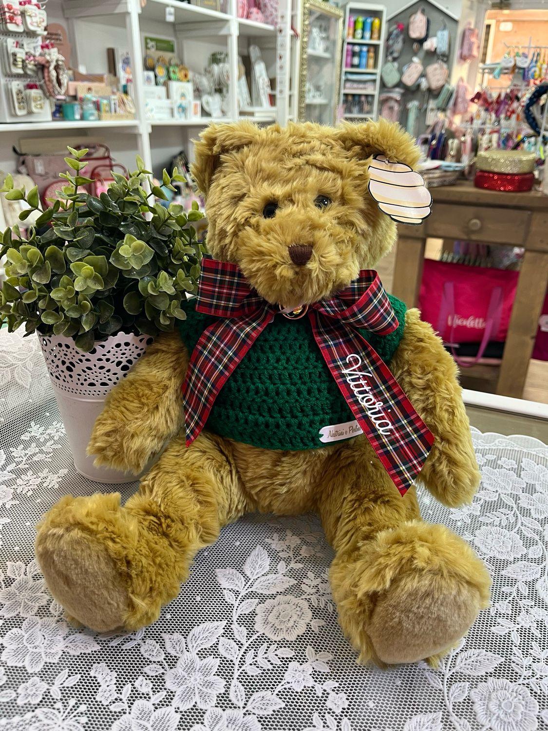 Orso grande con maglione fatto a mano