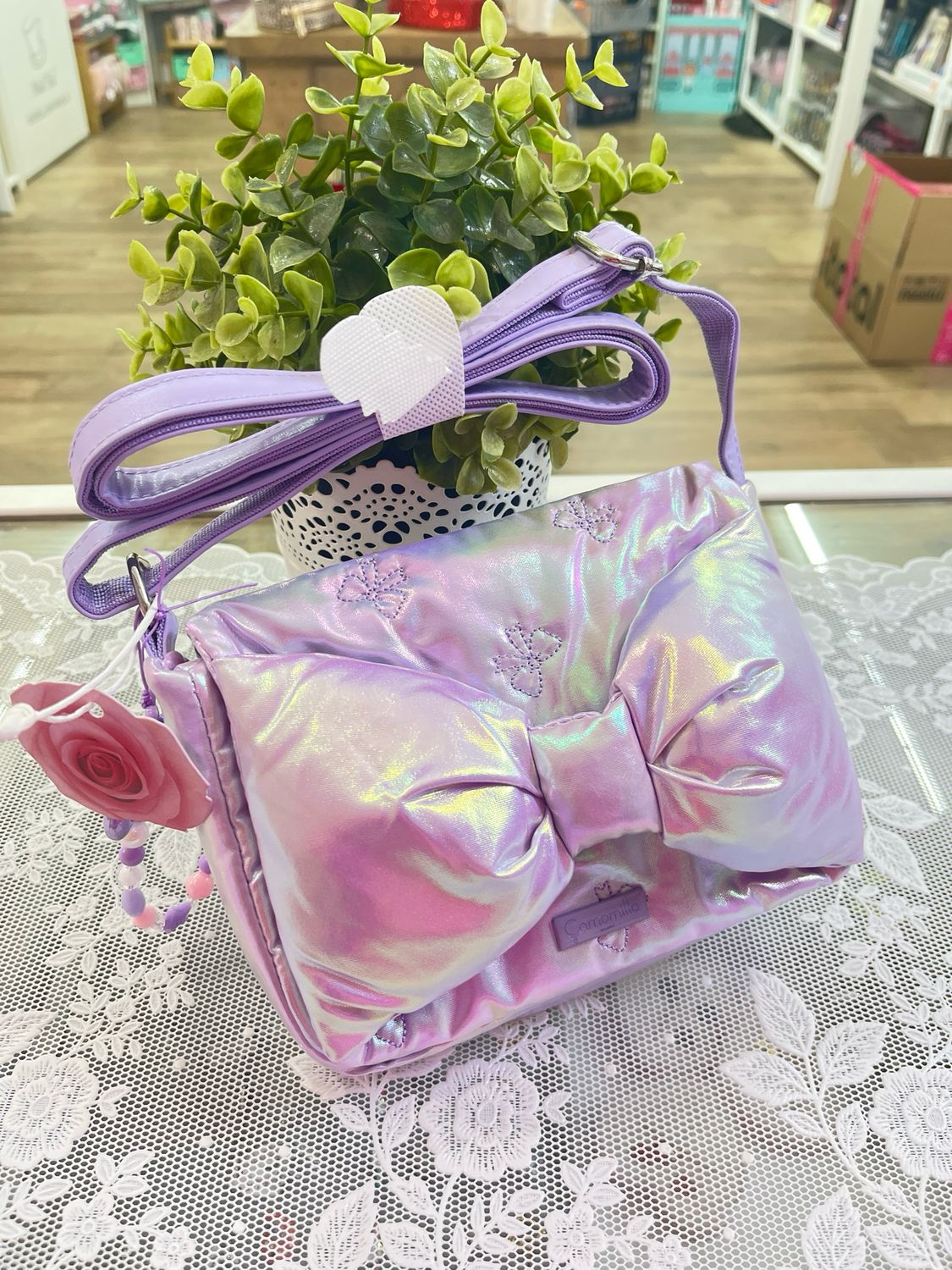 Borsetta con tracolla Camomilla lilla olografico con fiocco