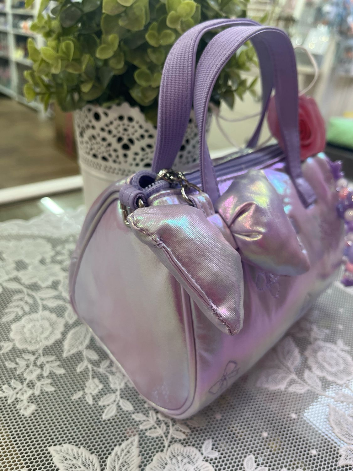 Bauletto con tracolla Camomilla lilla olografico con fiocco