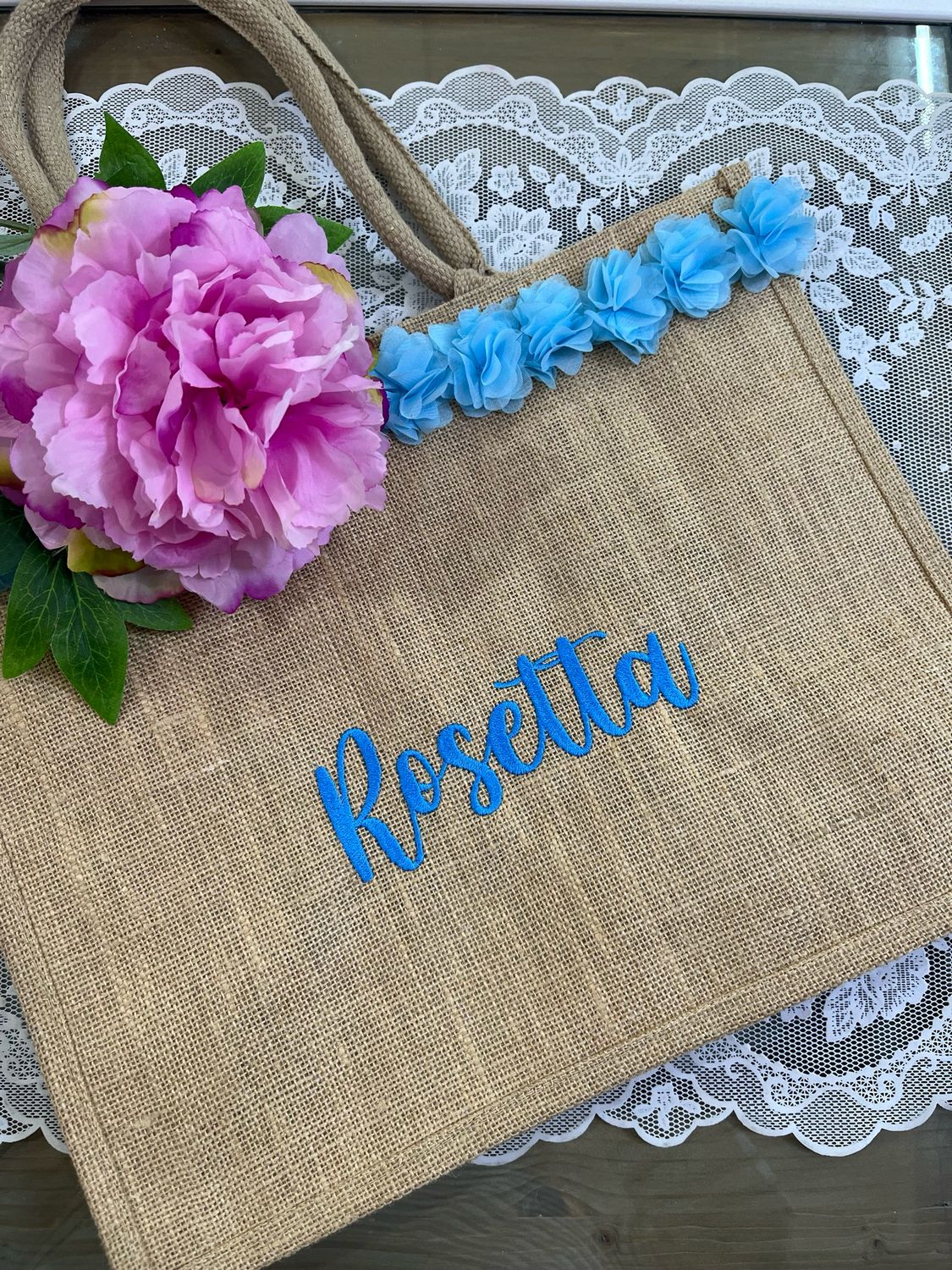Borsa juta personalizzata con fiori organza azzurri con pochette