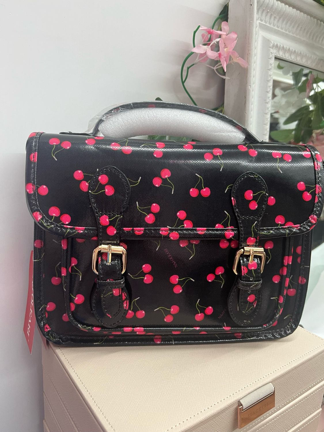 Cartella media cherry magenta fondo nero Naj-Oleari cod. 61159