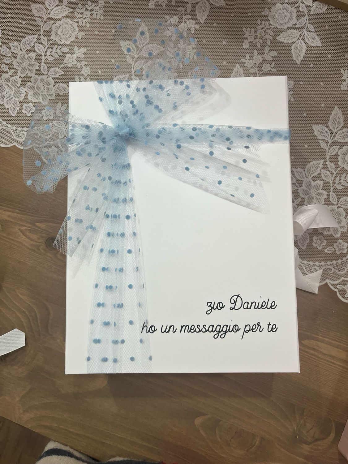 Scatola bianca con chiusura magnetica modello Milano 29 cm personalizzata