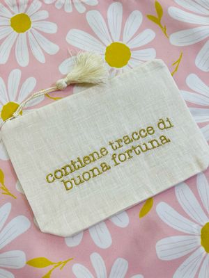 Pochette con nappina bianca contiene tracce di buona fortuna