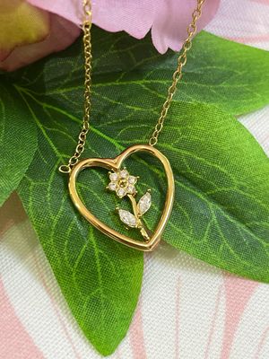 Catenina cuore vuoto con fiore