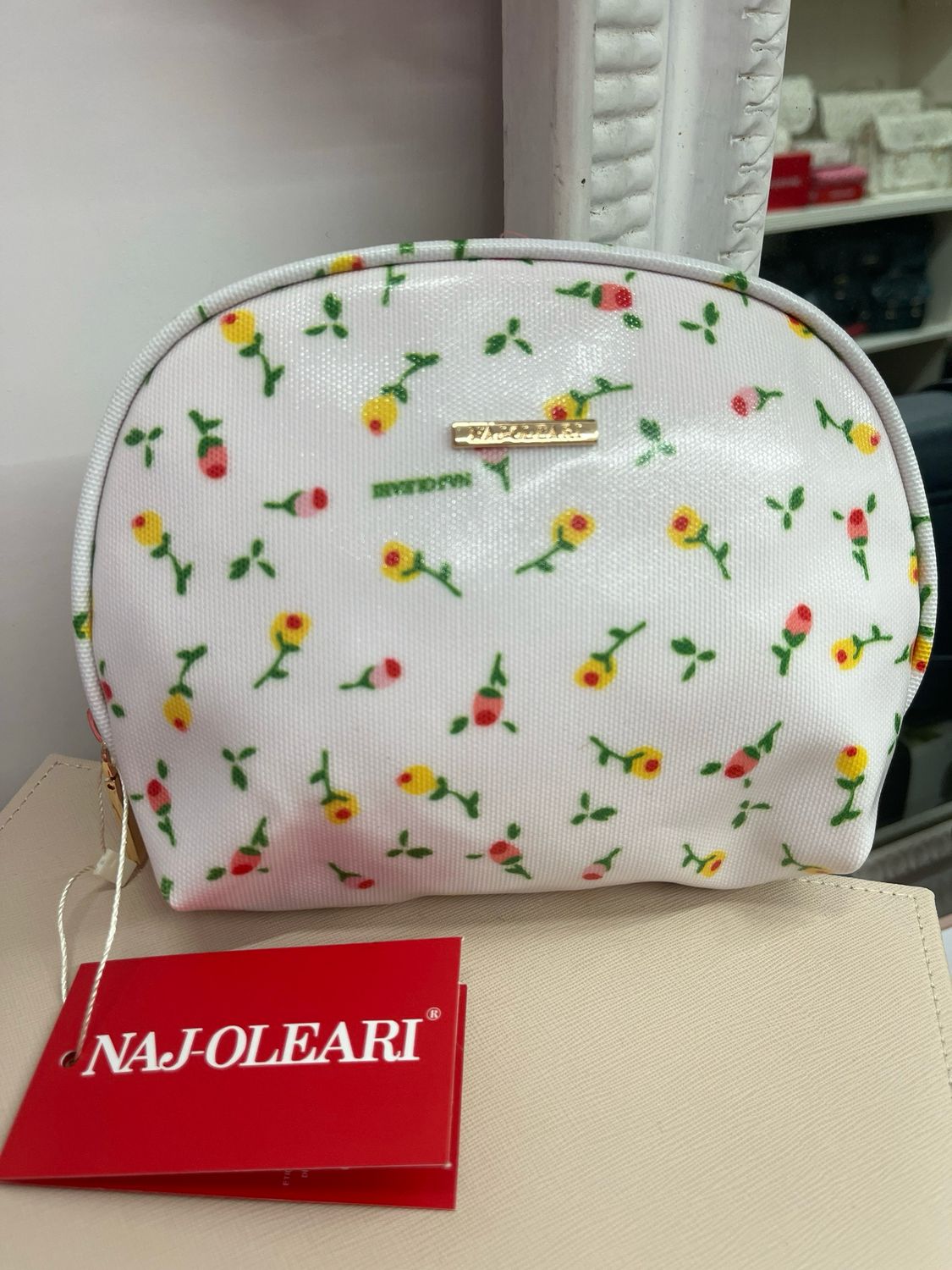 Beauty tondo fiorellini fondo bianco Naj-oleari