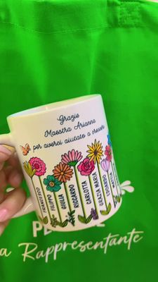 Tazza personalizzata maestra con fiori e nomi bambini