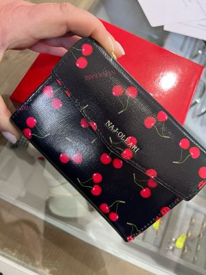 Portafoglio con patta Naj-Oleari cherry fondo nero