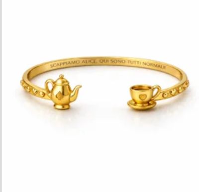 Bracciale rigido color oro teiera e tazzina Scappiamo Alice, qui sono tutti normali Mad Tea
