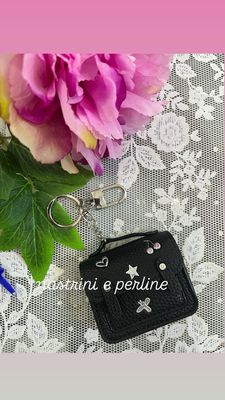 Portachiavi Naj-Oleari cartella nera con cuori e stelle