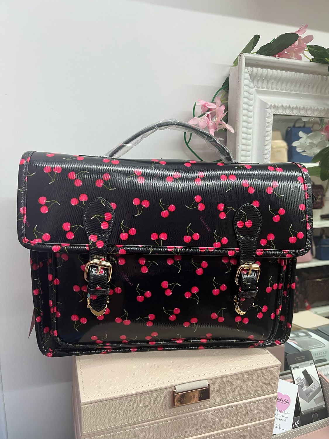 Cartella giorno cherry magenta fondo nero Naj-Oleari cod. 61482