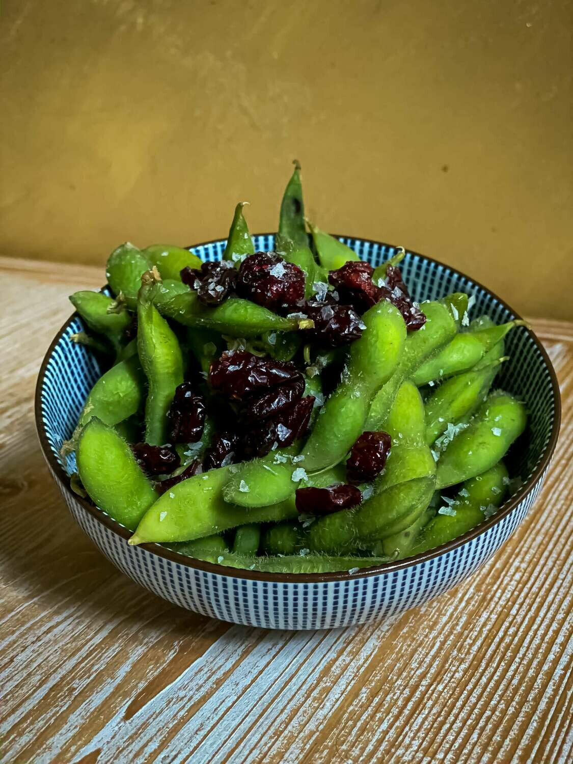 Edamame mit groben Meersalz und Cranberries - 7,50 EUR Edamame mit groben Meersalz und Cranberries - 7,50 EUR