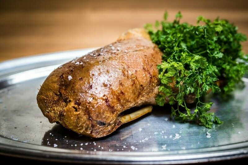 Knusprige Oldenburger Ente OHNE Beilagen für 2 Personen | 78,- EUR, zzgl. Aufpreis mit Wunschbeilagen - zur Abholung im Restaurant